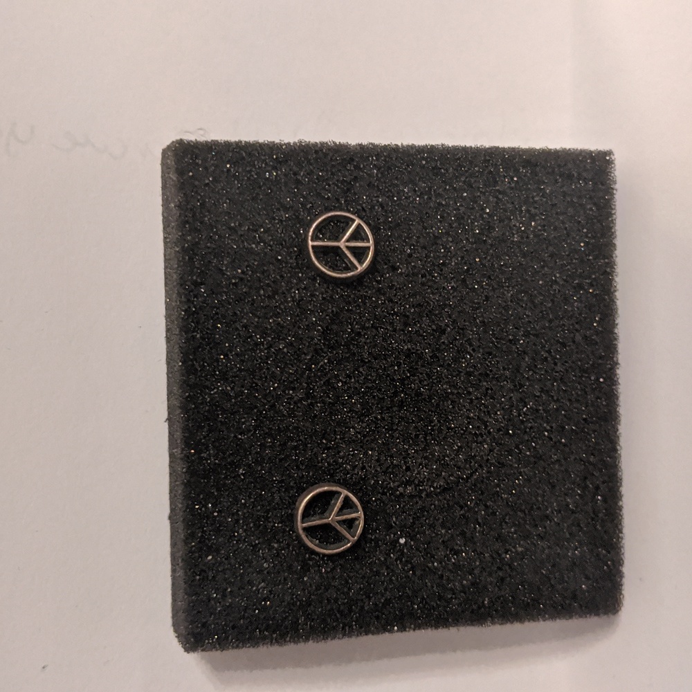 Peace stud earrings - Picture 5 of 5
